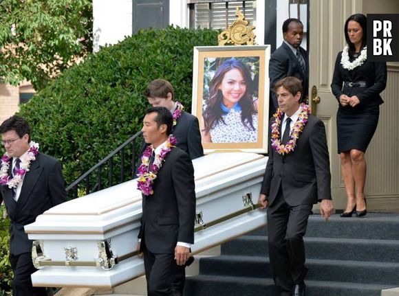 Em "Pretty Little Liars", a história esquenta com o enterro de Mona