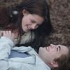 Edward (Robert Pattinson) e Bella (Kristen Stewart) se casam em "Amanhecer - Parte 1", e o filme mostra a protagonista sendo consumida por uma gravidez inesperada 