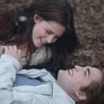  Edward (Robert Pattinson) e Bella (Kristen Stewart) se casam em "Amanhecer - Parte 1", e o filme mostra a protagonista sendo consumida por uma gravidez inesperada  