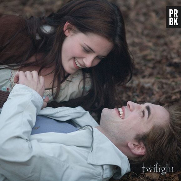 Edward (Robert Pattinson) e Bella (Kristen Stewart) se casam em "Amanhecer - Parte 1", e o filme mostra a protagonista sendo consumida por uma gravidez inesperada 