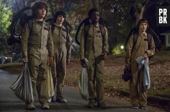 Em "Gostosuras ou travessuras, aberração", o 2º episódio da 2ª temporada de "Stranger Things", os protagonistas se fantasiam de Caça-Fantasmas e precisam interromper a celebração do Halloween por conta de coisas terríveis que começam a acontecer
