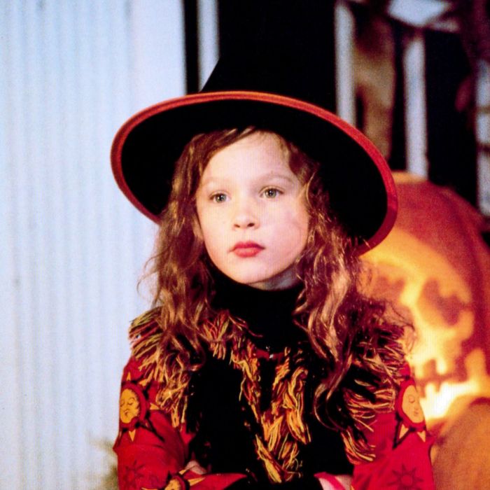   &quot;Abracadabra&quot;:  Dani (Thora Birch) é alvo das bruxas, que desejam sugar a juventude de crianças   