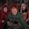  "Abracadabra": Winifred (Bette Midler), Sarah (Sarah Jessica Parker) e Mary (Kathy Najimy) voltam à vida no Halloween