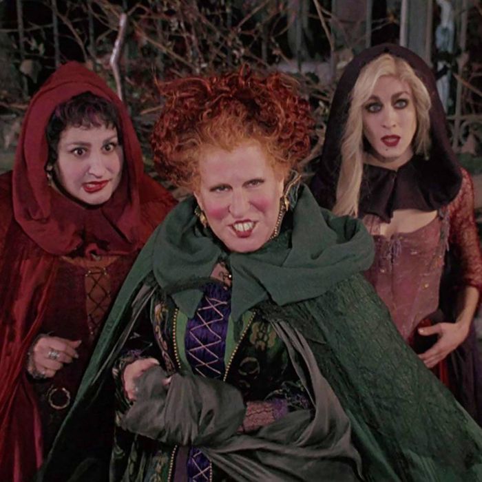    &quot;Abracadabra&quot;:   Winifred (Bette Midler), Sarah (Sarah Jessica Parker) e Mary (Kathy Najimy) voltam à vida no Halloween    