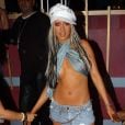 Boina, mini saia e bota.   Christina Aguilera é ou não a rainha dos anos 2000?  