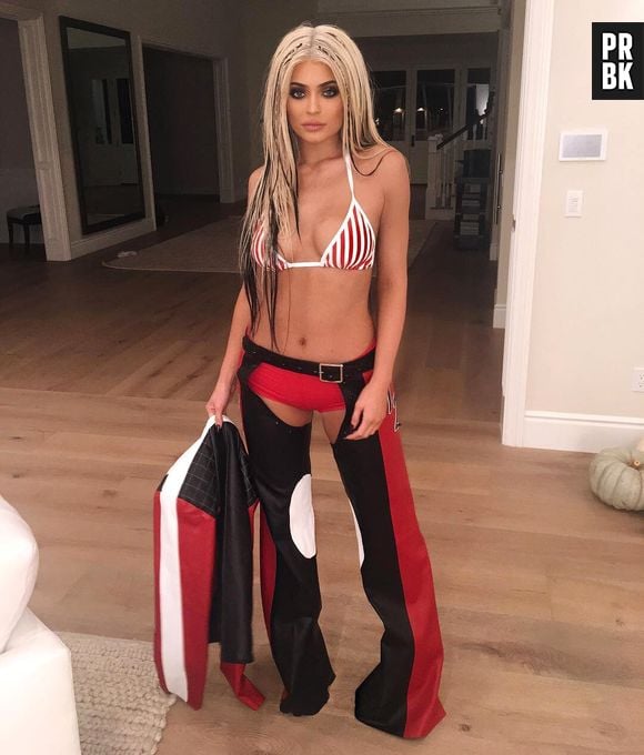 Kylie Jenner também se fantasiou de Christina Aguilera, no Halloween de 2016