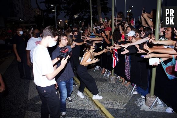 Heyoon Jeong, do Now United, cumprimenta fãs no hotel no Rio de Janeiro