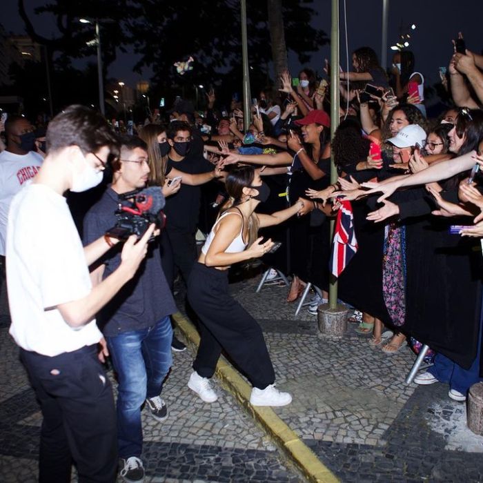Heyoon Jeong, do Now United, cumprimenta fãs no hotel no Rio de Janeiro