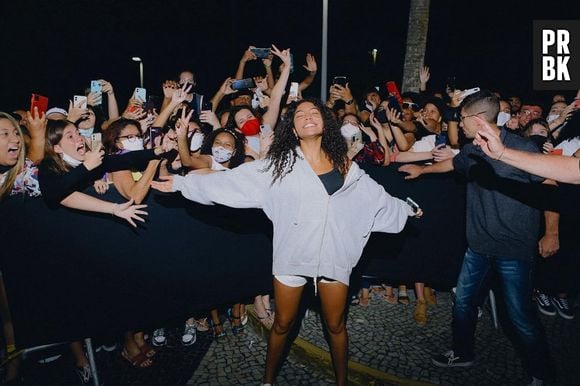 Any Gabrielly, do Now United, se emociona com carinho de fãs no Rio de Janeiro