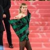 Miley Cyrus costuma aparecer com looks chamativos no tapete vermelho