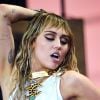 Miley Cyrus também ama looks mais básicos, com blusas brancas sem estampa