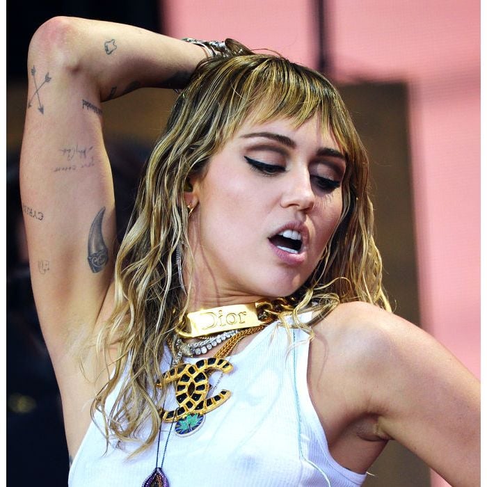 Miley Cyrus também ama looks mais básicos, com blusas brancas sem estampa