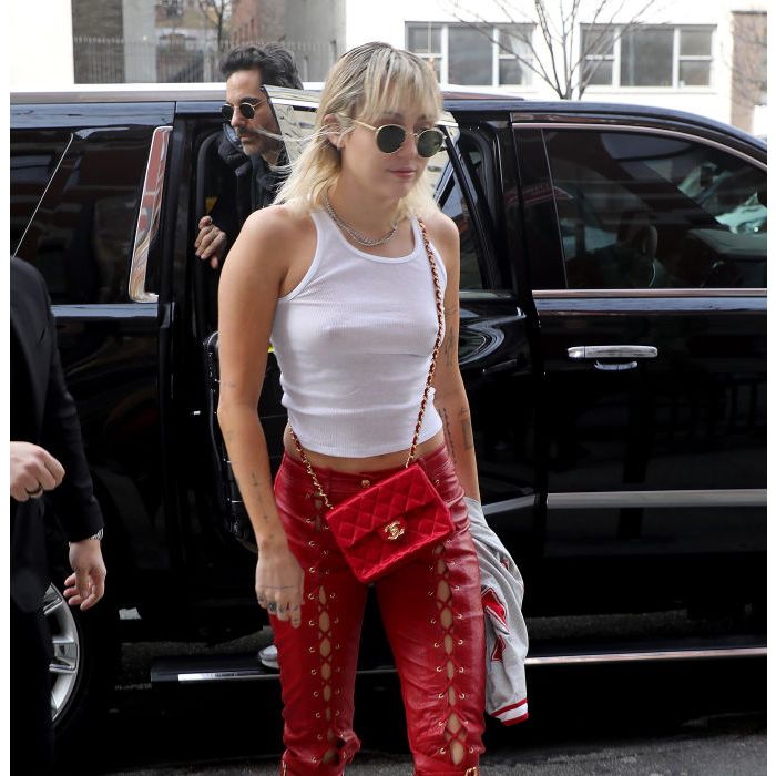 Miley Cyrus costuma usar calças chamativas para ousar no look. Peças com estampas, cortes e cores fortes são exemplos de como fazer isso