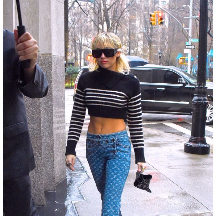 Jeans também são peças importantes no armário de Miley Cyrus