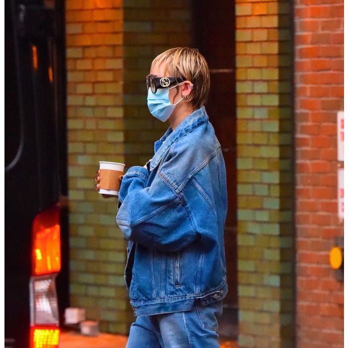 Miley Cyrus aposta na tendência jeans sobre jeans