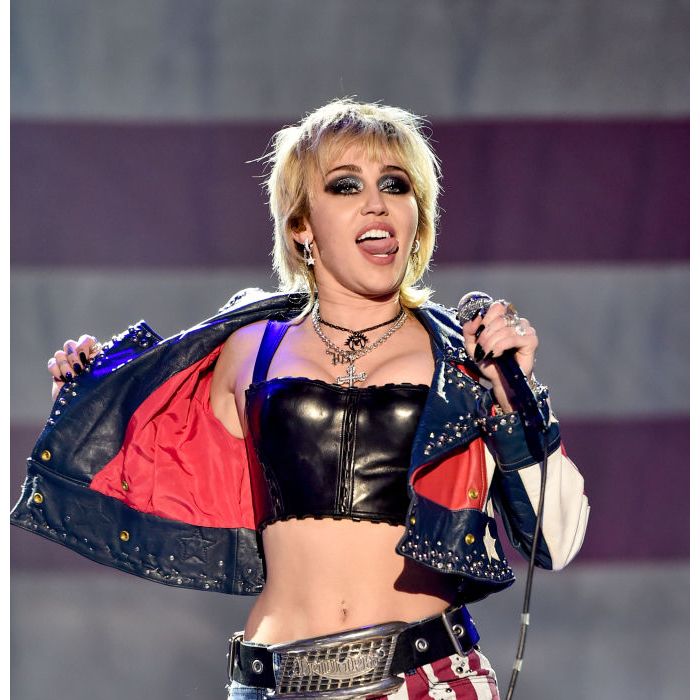 E esse look rockeiro de Miley Cyrus, bem estilo &quot;Party in the USA&quot;?