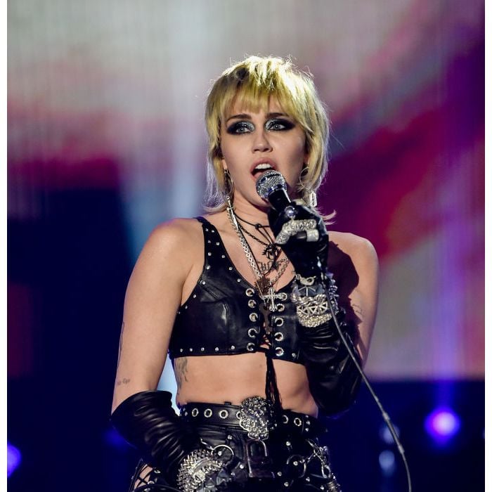 Miley Cyrus combina visual todo preto com recortes, joias pesadas e tecidos de couro