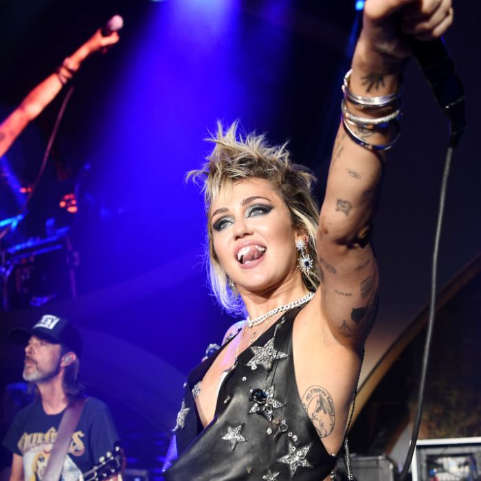 Miley Cyrus abraçou o estilo rock &#039;n roll na música e na moda!