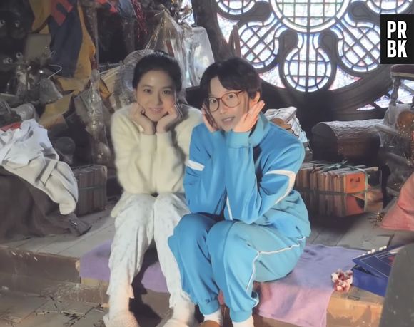 Kim Mi-soo e Jisoo nos bastidores do K-drama "Snowdrop"