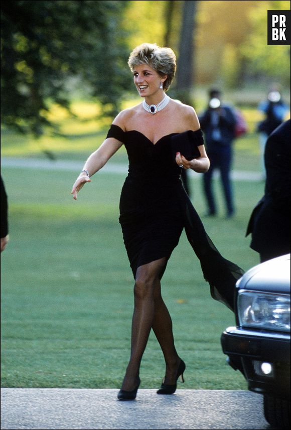 Princesa Diana usando o "Vestido da Vingança"