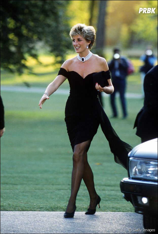 Princesa Diana usando o "Vestido da Vingança"