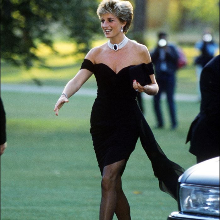 A Princesa Diana usou o famoso &quot;Vestido da Vingança&quot; no dia em que o Príncipe Charles revelou seu caso extraconjugal em uma entrevista