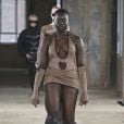  Desfile da Poster Girl pela London Fashion Week foi recheado pela mistura de tons e silhuetas justas 