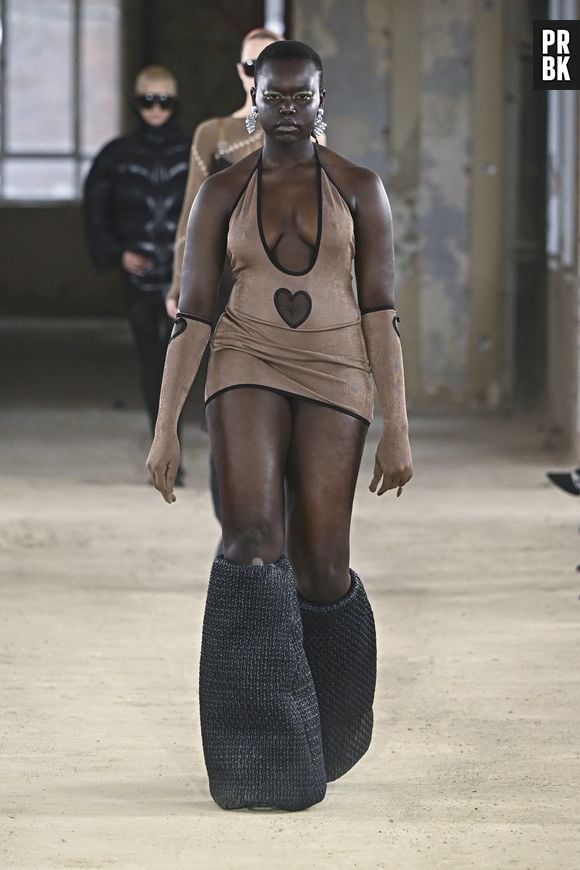 Desfile da Poster Girl pela London Fashion Week foi recheado pela mistura de tons e silhuetas justas