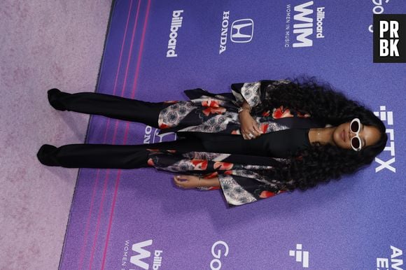 H.E.R apostou em look mais básico no prêmio da Billboard