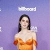 Laura Marano foi com vestido clássico, de cor ousada, no Billboard Women in Music 2022