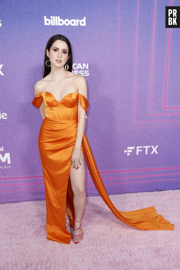 Laura Marano foi com vestido clássico, de cor ousada, no Billboard Women in Music 2022