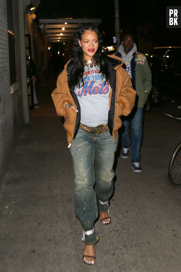 Rihanna não abadona o salto nem em looks mais casuais