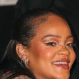 Rihanna não deixou de apostar em makes marcantes, com delineados