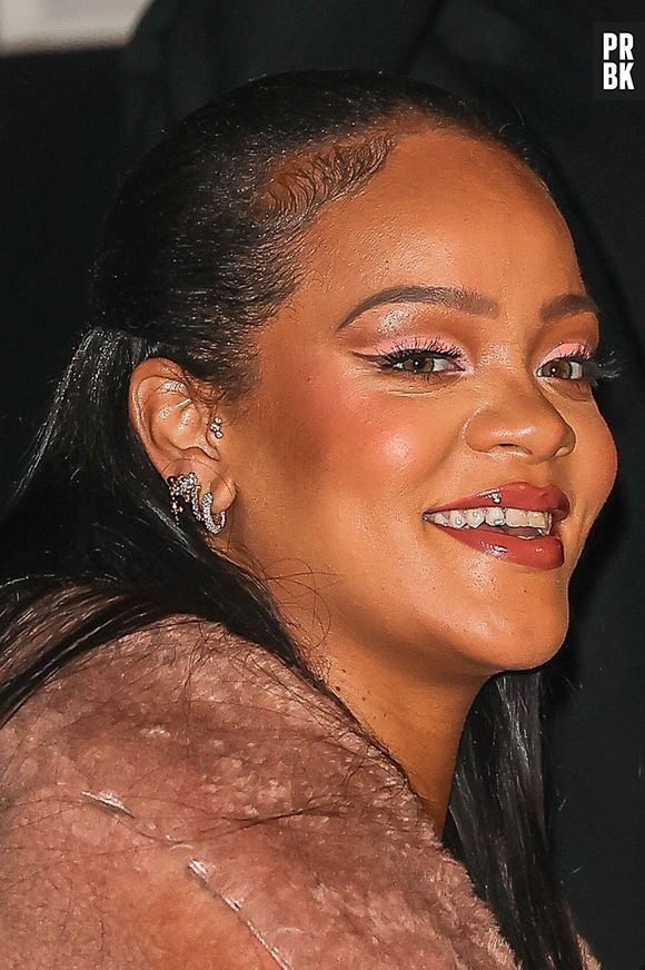 Rihanna não deixou de apostar em makes marcantes, com delineados