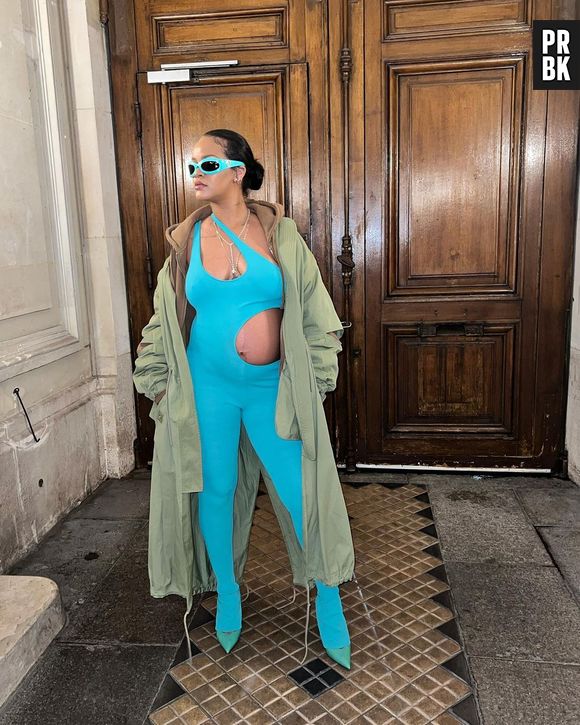 Rihanna tem apostado em recortes para deixar barriga à mostra