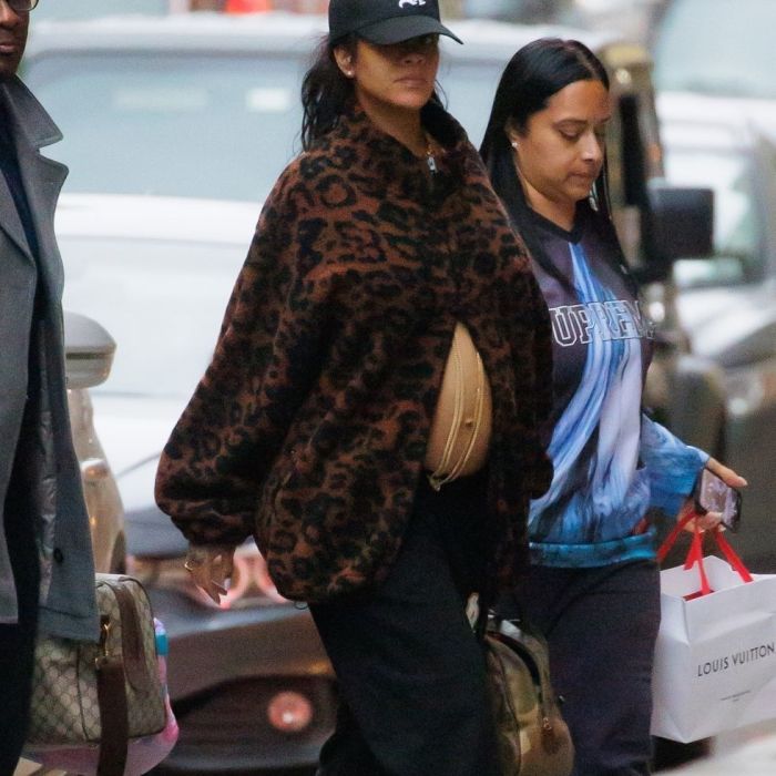 Rihanna aposta em casacos, sem blusa por baixo, para mostrar bastante pele