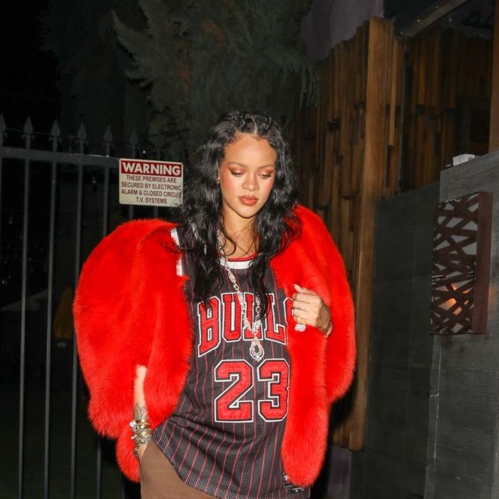 Rihanna ama cores fortes, como vermelho, verde e rosa