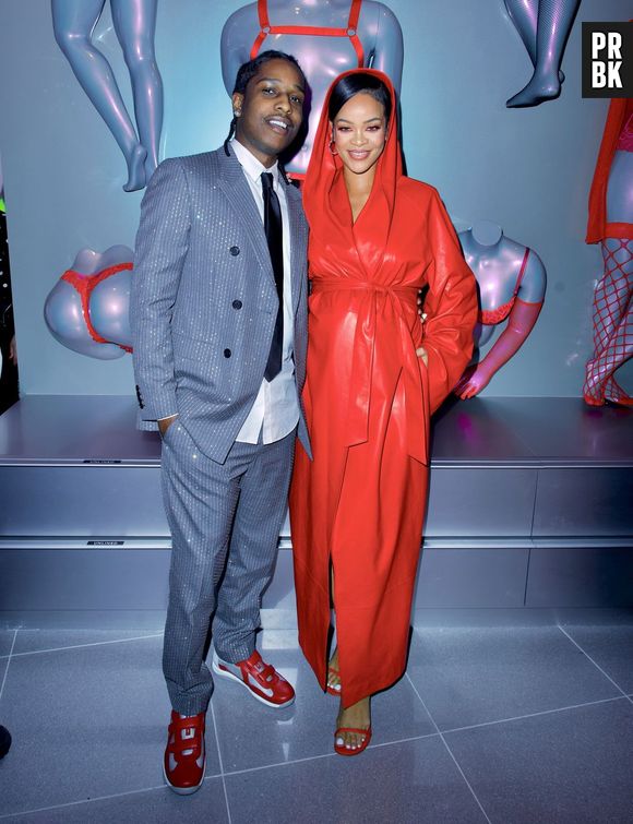 Rihanna arrasou com look todo vermelho ao lado do namorado A$AP