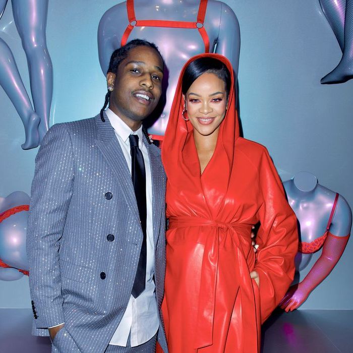 Rihanna arrasou com look todo vermelho ao lado do namorado A$AP