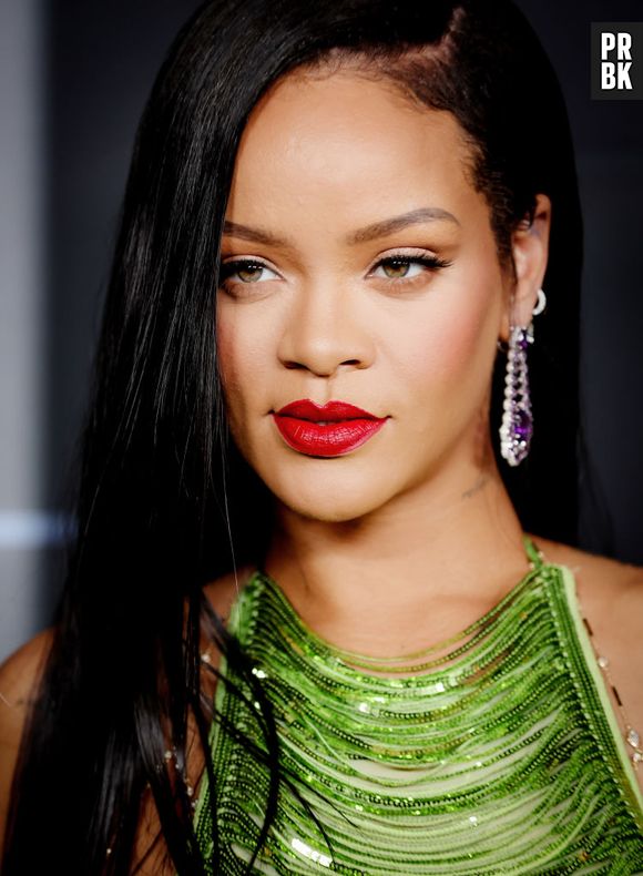 Um dos primeiros looks marcantes de Rihanna grávida foi em evento da Fenty Beauty