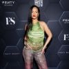 Rihanna usou item bem brilhoso da marca The Attico, com bastante pele à mostra