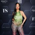 Rihanna usou item bem brilhoso da marca   The Attico, com bastante pele à mostra  