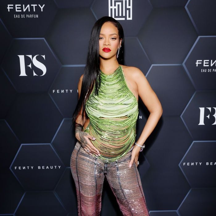 Rihanna usou item bem brilhoso da marca   The Attico, com bastante pele à mostra  