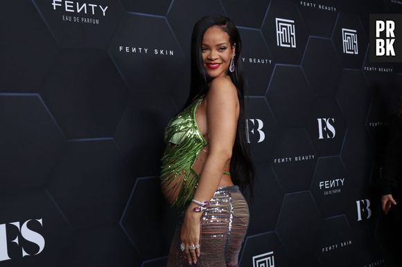 Rihanna usou peça com efeito ombré, com decote nas costas