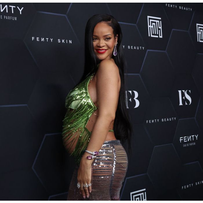 Rihanna usou peça com efeito ombré, com decote nas costas