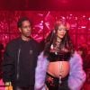 Rihanna deixou a barriga bem à mostra em evento na Fashion Week de Milão