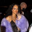 Rihanna apostou em vestido brilhante em after party em Milão