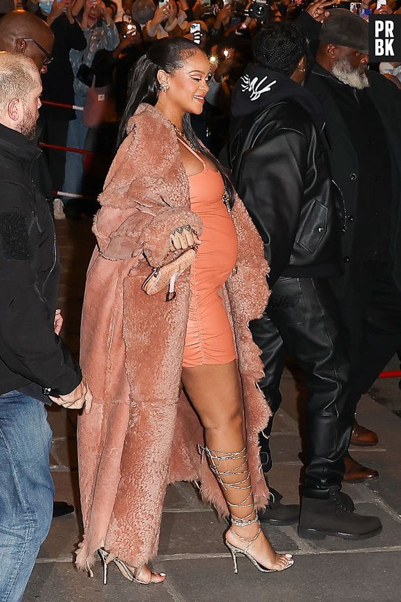 Rihanna: vestido justo valorizou silhueta da artista