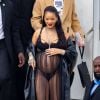 Rihanna se jogou na transparência em evento da Dior