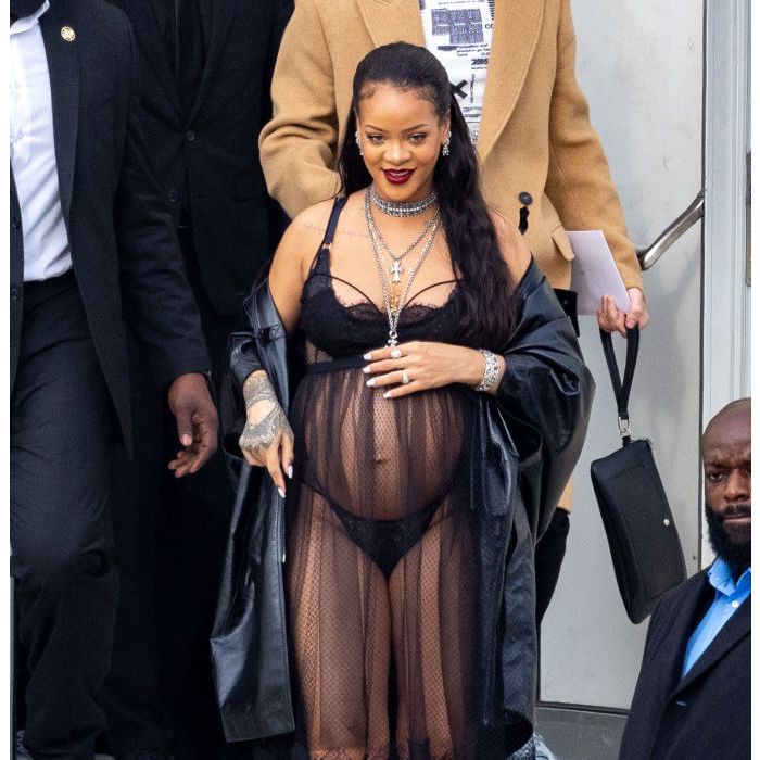 Rihanna se jogou na transparência em evento da Dior